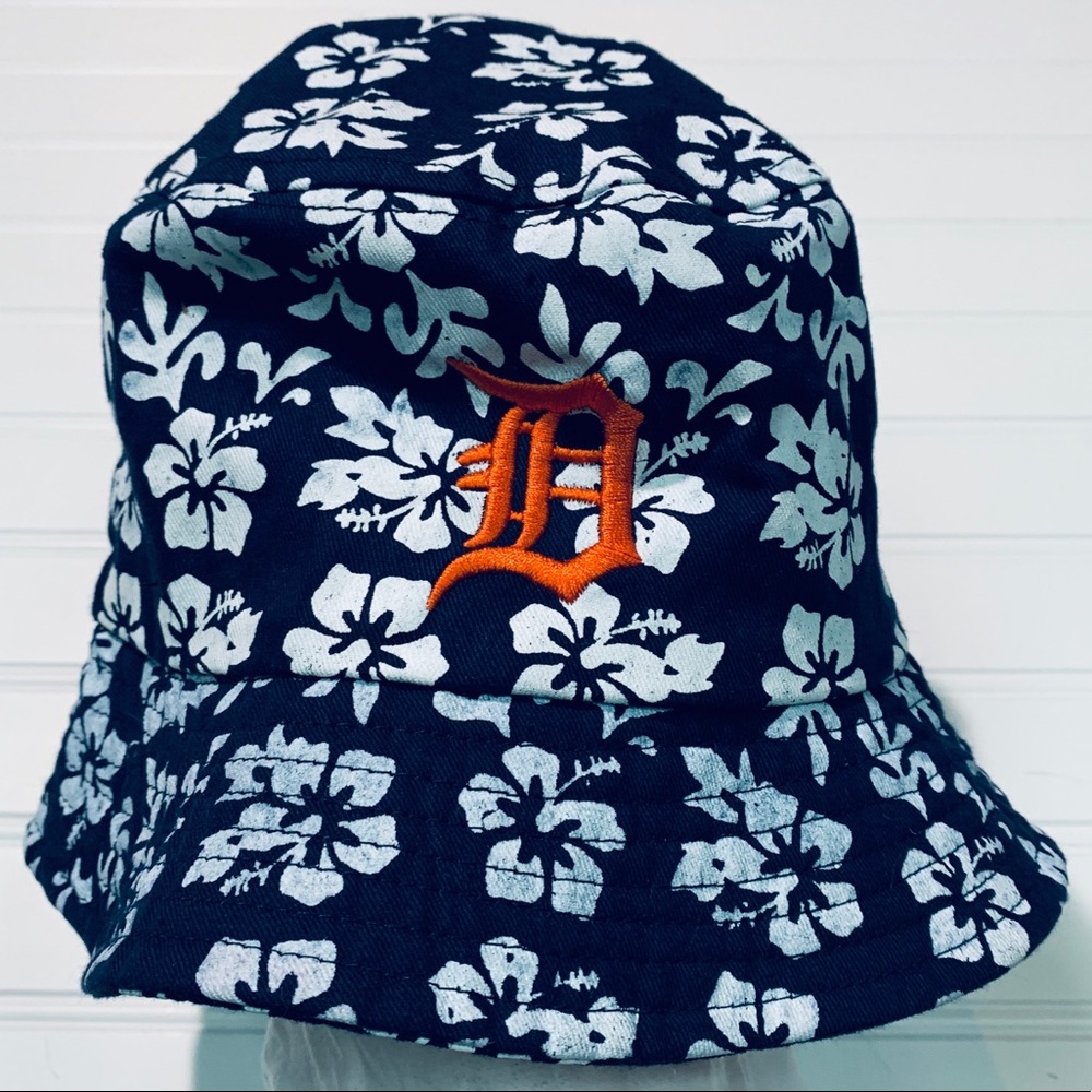 A cute sun hat with white flowers